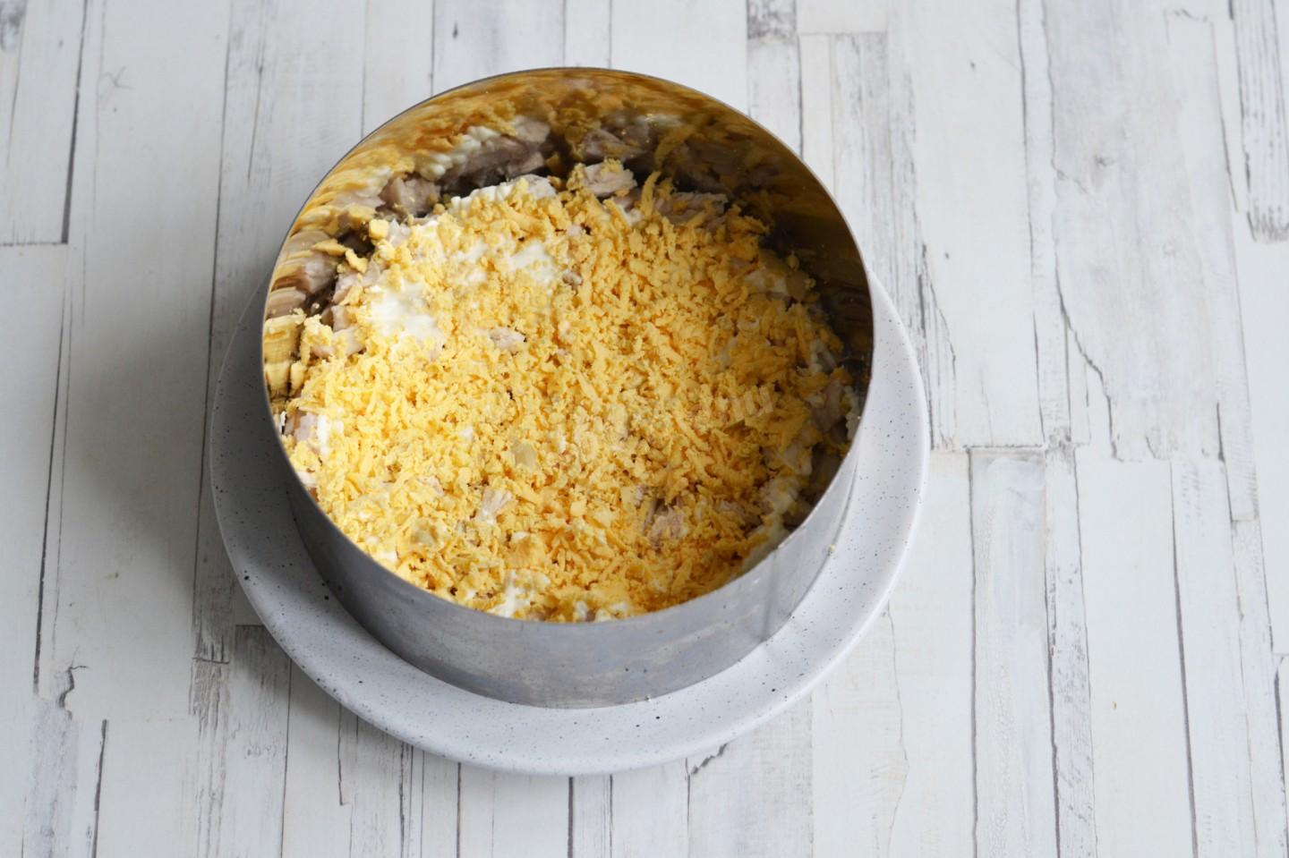 Шаг 7 приготовления Салат с грецкими орехами и курицей слоями