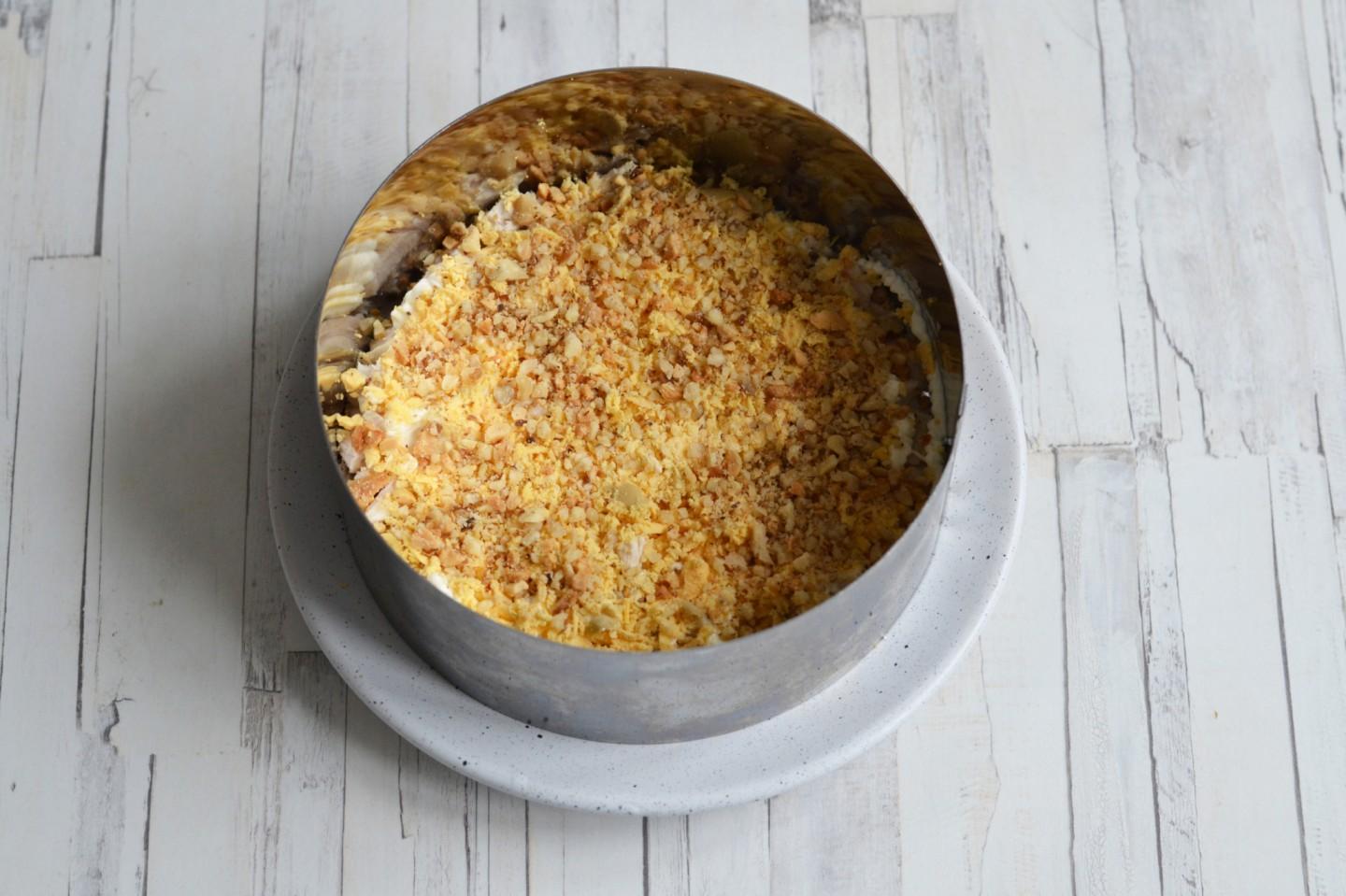 Шаг 8 приготовления Салат с грецкими орехами и курицей слоями