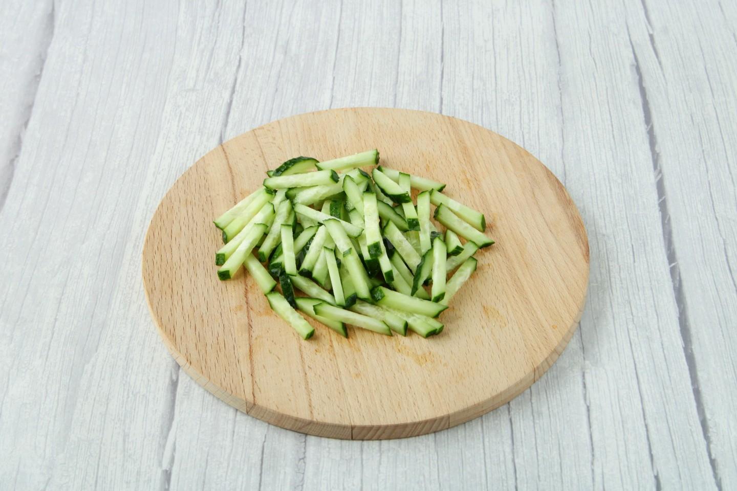 Шаг 3 приготовления Салат с курицей и овощами без майонеза