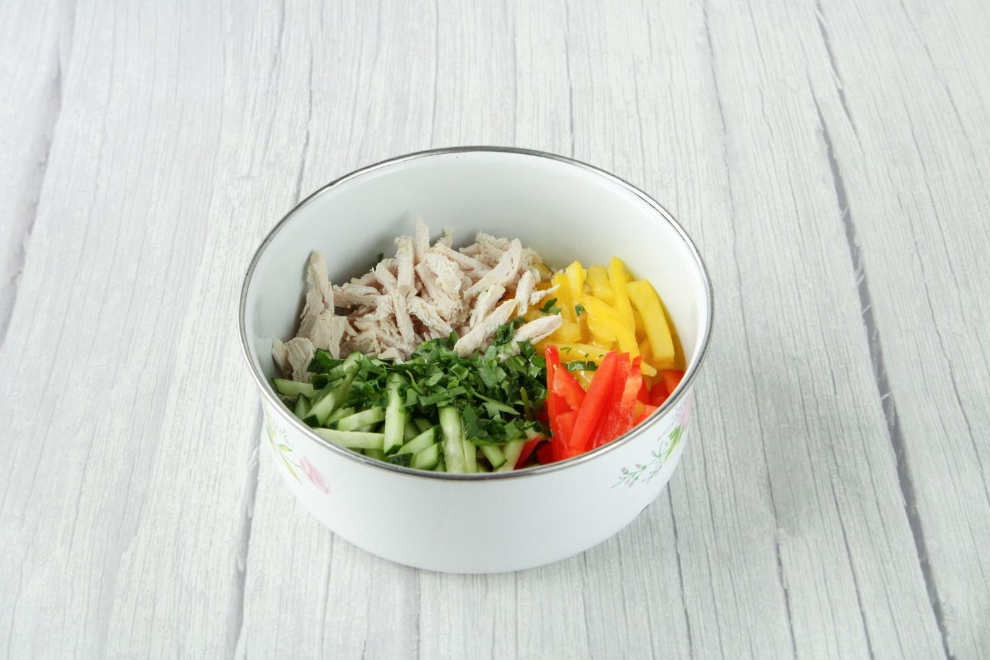 Шаг 7 приготовления Салат с курицей и овощами без майонеза