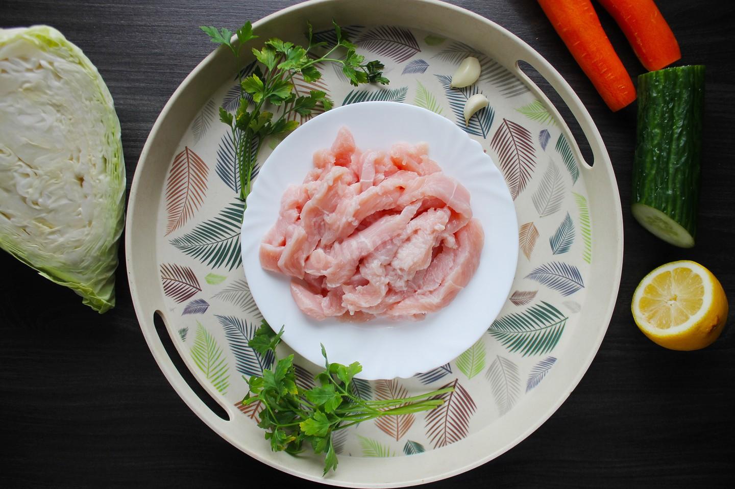 Шаг 3 приготовления Козел в огороде салат классический с мясом и чипсами