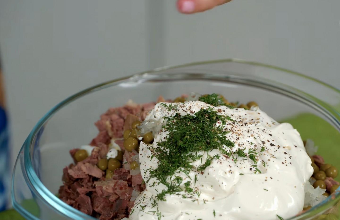 Шаг 11 приготовления Салат Оливье с овощами и говядиной под соусом