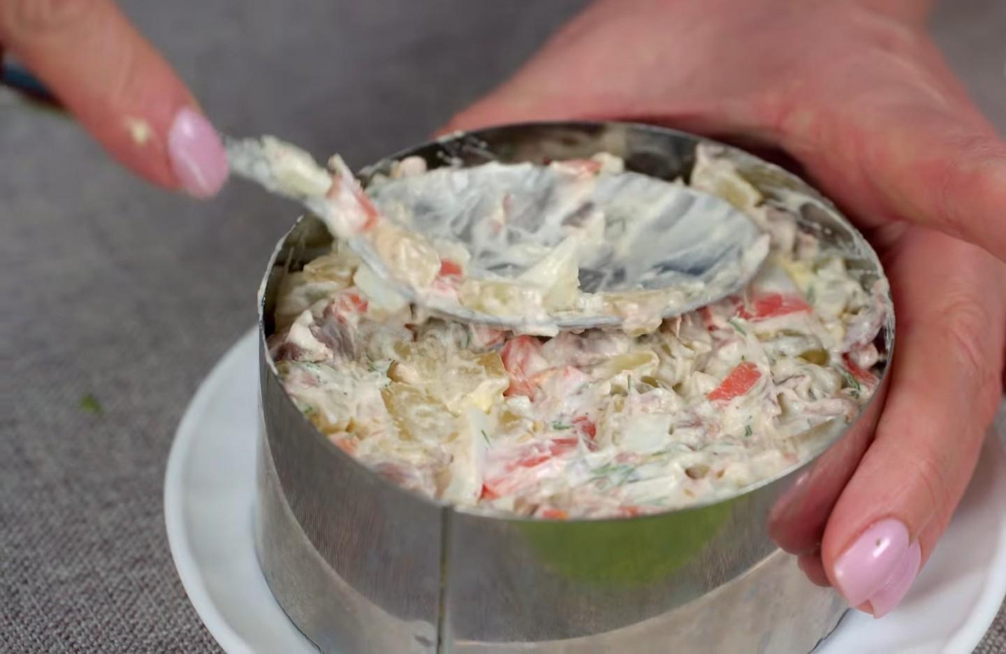 Шаг 13 приготовления Салат Оливье с овощами и говядиной под соусом