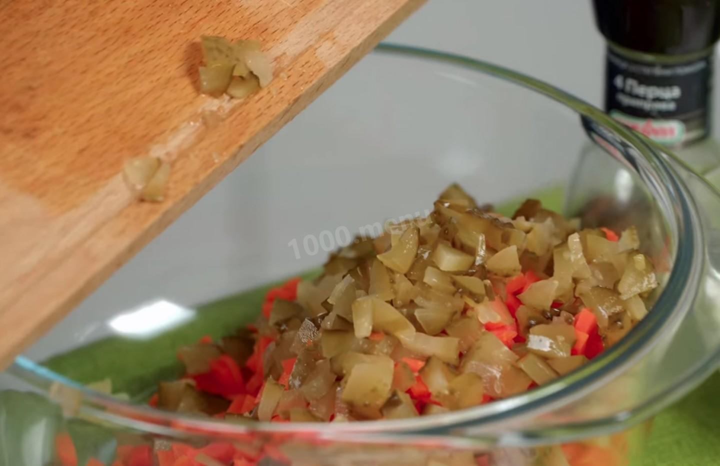 Шаг 5 приготовления Салат Оливье с овощами и говядиной под соусом