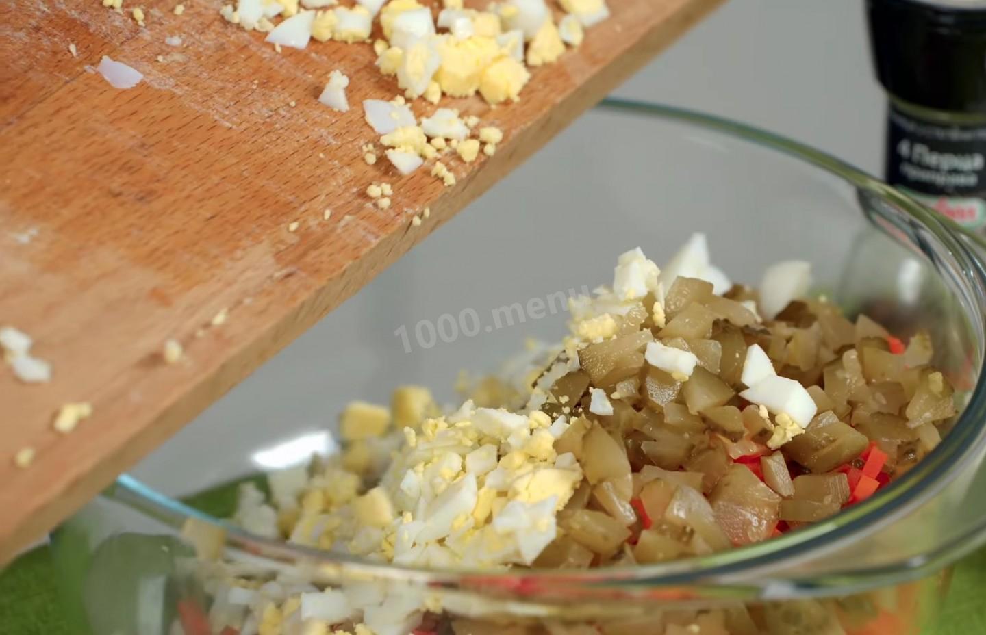 Шаг 6 приготовления Салат Оливье с овощами и говядиной под соусом