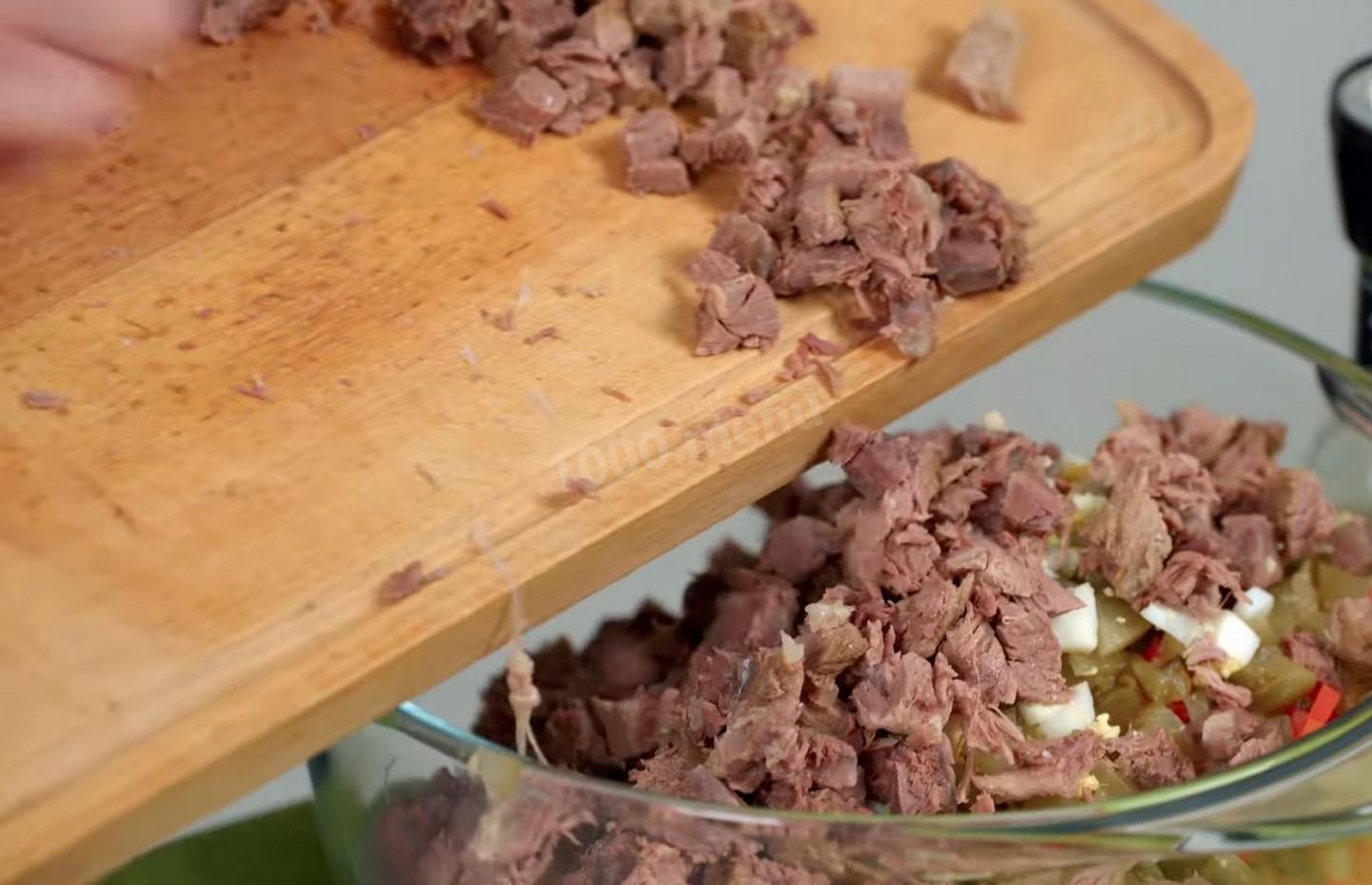 Шаг 8 приготовления Салат Оливье с овощами и говядиной под соусом