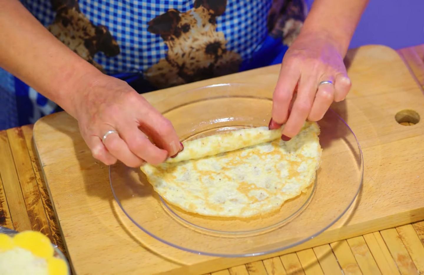 Шаг 31 приготовления Салаты из куриной грудки с ананасами, шампиньонами  и сыром