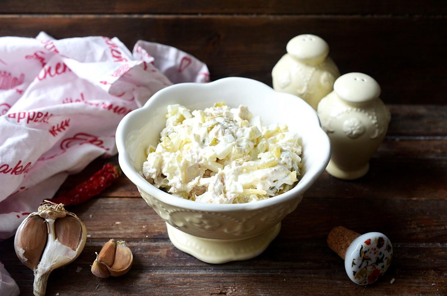 Фото рецепта Салат с курицей, сыром и маринованными огурцами