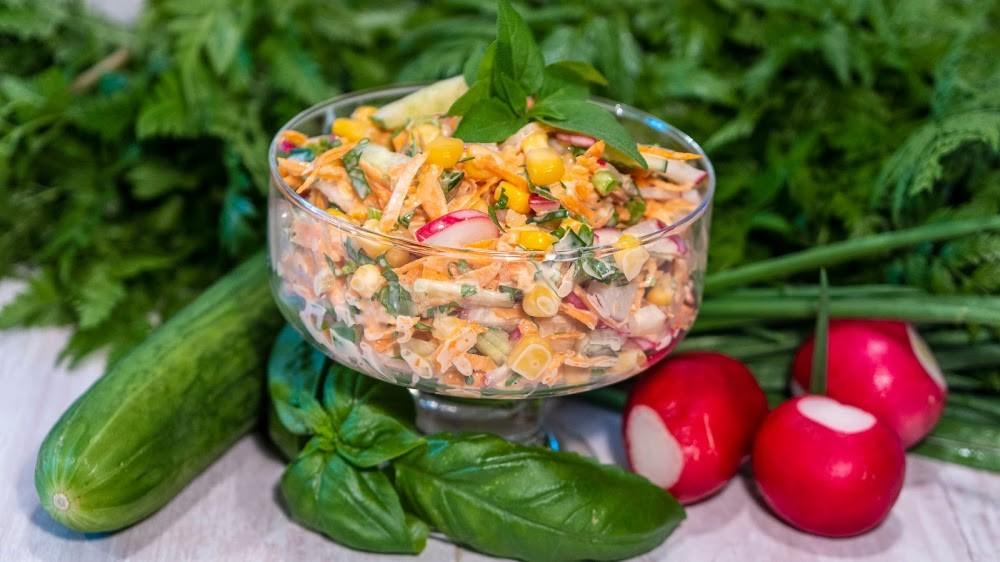 Шаг 14 приготовления Летний овощной салат с консервированной кукурузой