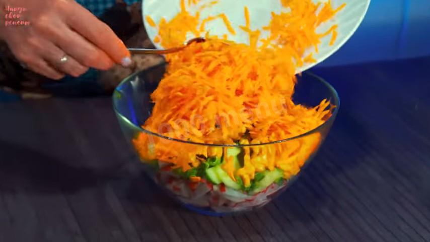 Шаг 9 приготовления Летний овощной салат с консервированной кукурузой