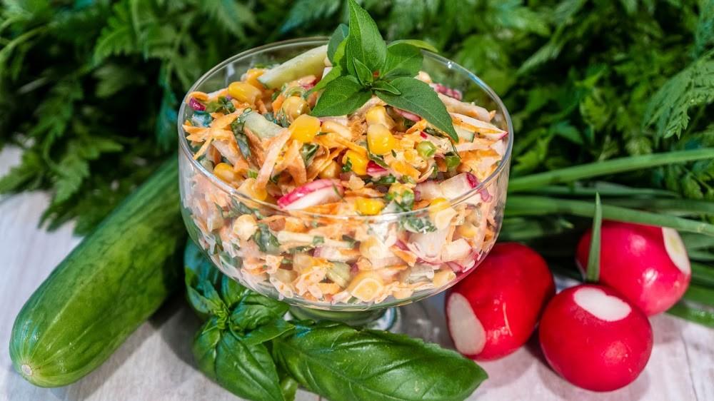 Обложка рецепта Летний овощной салат с консервированной кукурузой