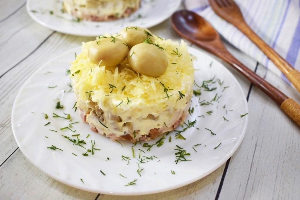 Обложка рецепта Салат вареное яйцо копченая курица сыр маринованные грибы