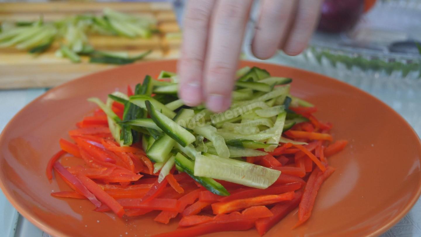 Шаг 5 приготовления Восточный овощной салат с куриной грудкой