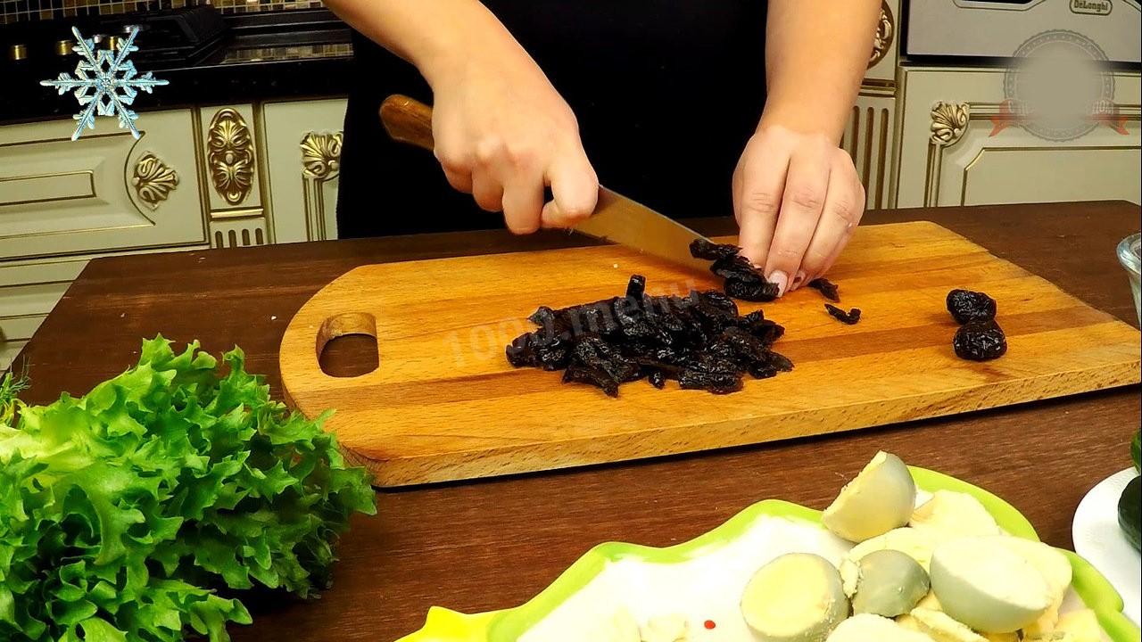 Шаг 4 приготовления Салат Нежность с курицей яйцами огурцами