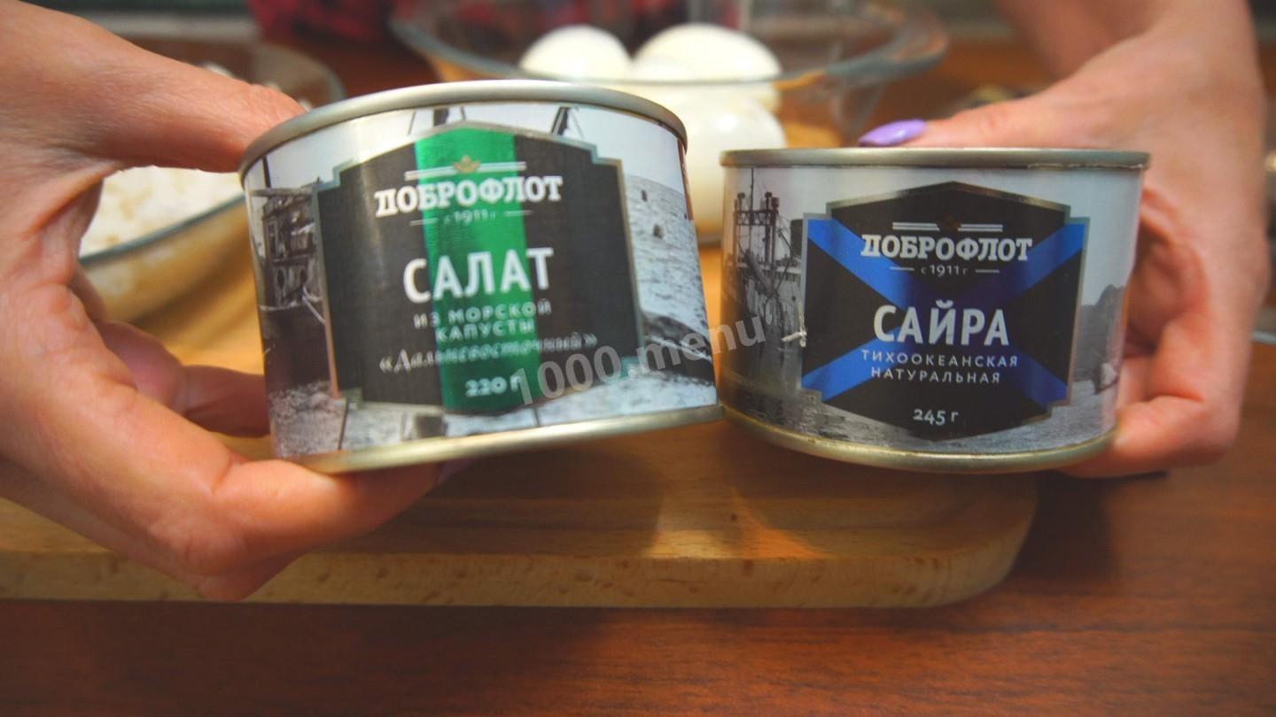 Шаг 2 приготовления Салат с морской капустой, консервами рыбными сайрой и рисом