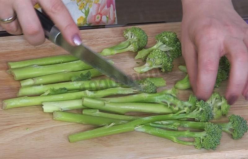 Шаг 1 приготовления Салат из брокколи с орехами и клюквой