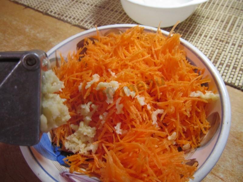 Шаг 5 приготовления Простой салат из моркови с майонезом и чесноком