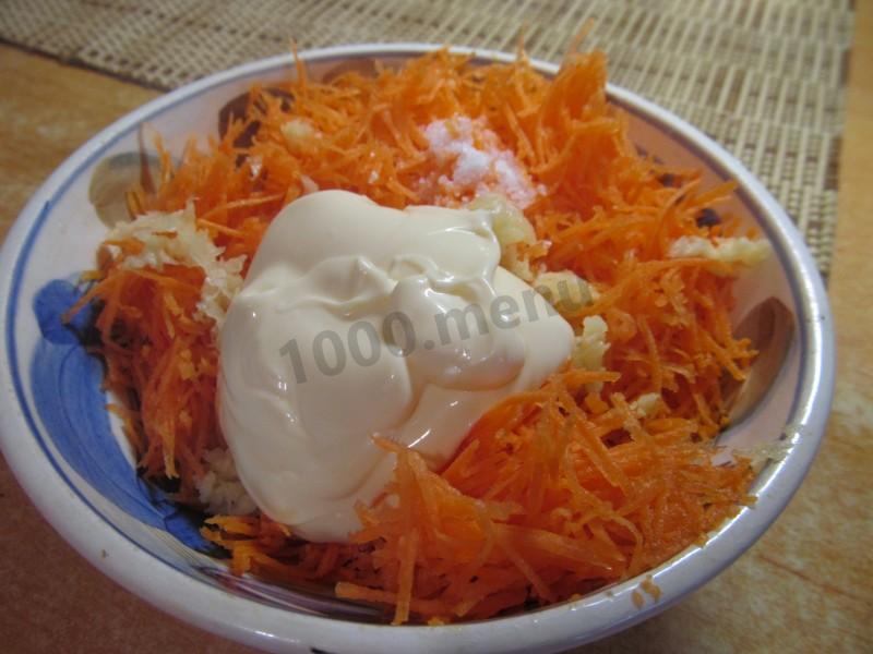 Шаг 7 приготовления Простой салат из моркови с майонезом и чесноком