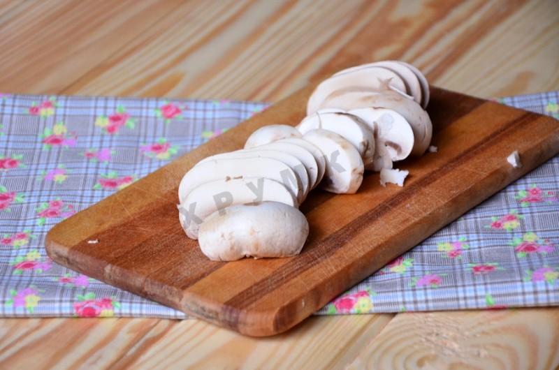 Шаг 2 приготовления Салат с печенью, шампиньонами и сыром фета
