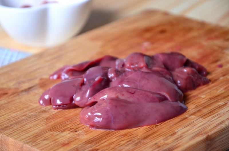 Шаг 3 приготовления Салат с печенью, шампиньонами и сыром фета