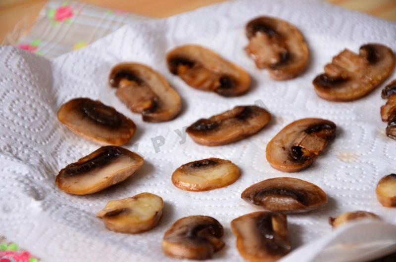 Шаг 4 приготовления Салат с печенью, шампиньонами и сыром фета
