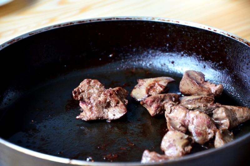 Шаг 5 приготовления Салат с печенью, шампиньонами и сыром фета