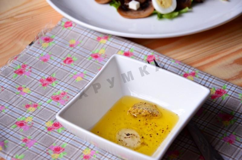 Шаг 9 приготовления Салат с печенью, шампиньонами и сыром фета