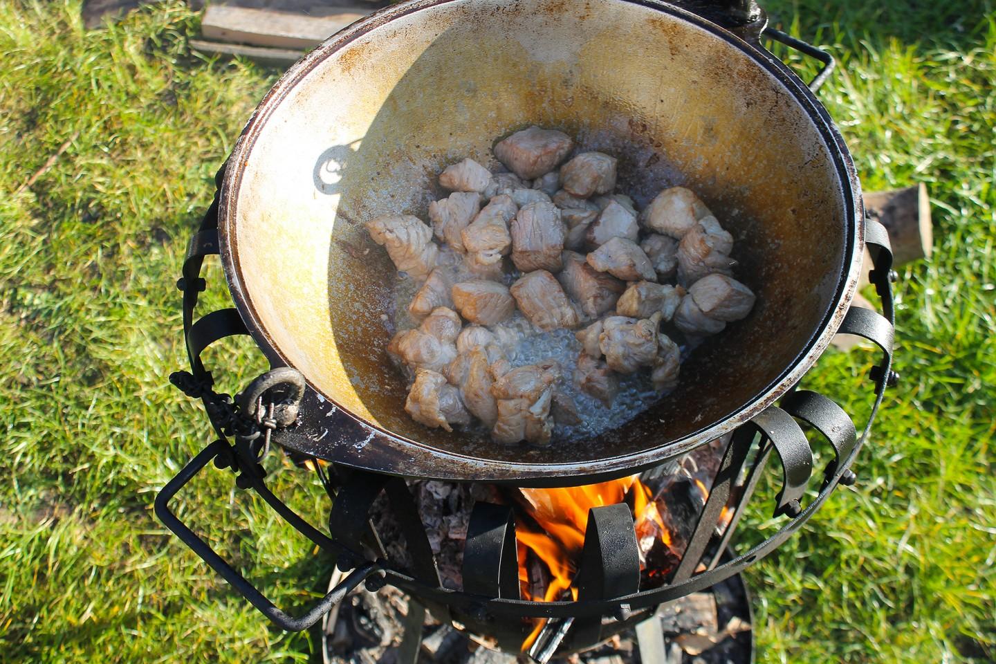 Шаг 8 приготовления Мясо свинины в казане на костре