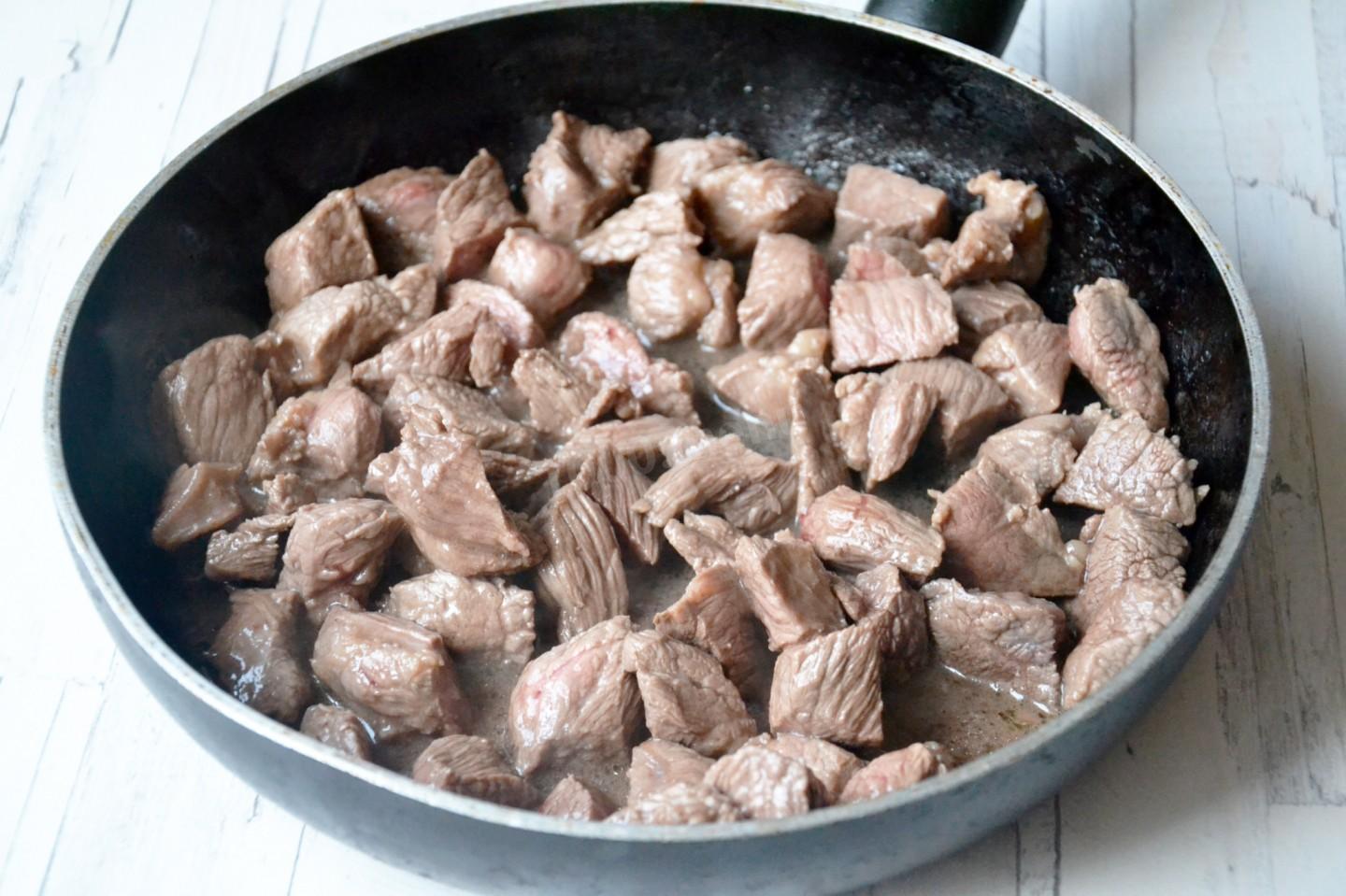Шаг 3 приготовления Макароны с подливой с мясом
