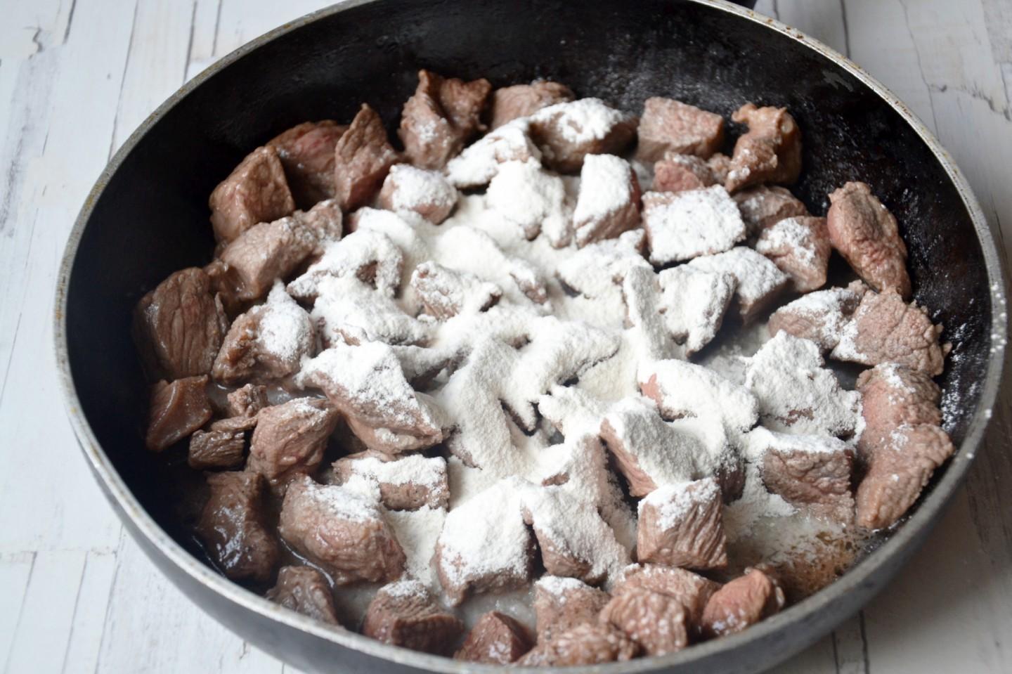 Шаг 4 приготовления Макароны с подливой с мясом