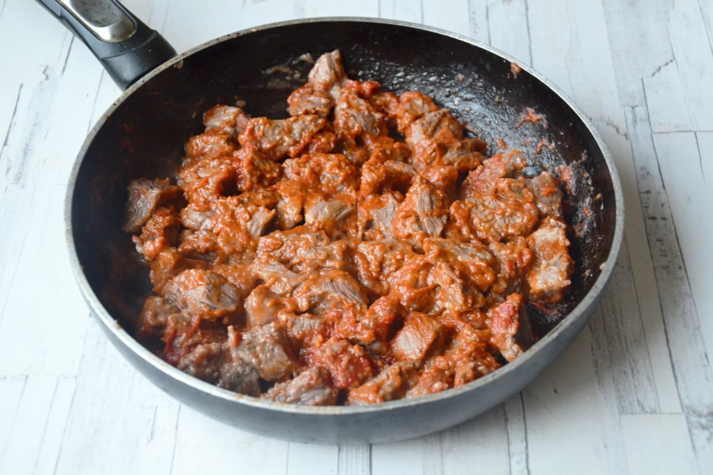 Шаг 5 приготовления Макароны с подливой с мясом