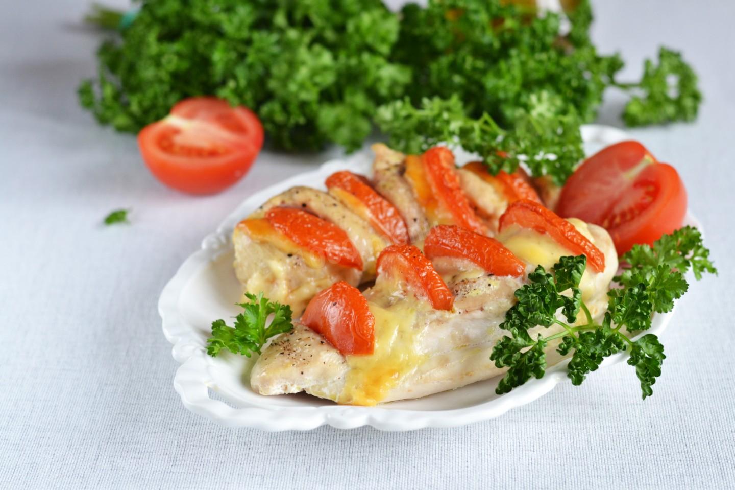 Шаг 7 приготовления Куриное филе с помидором и сыром в духовке