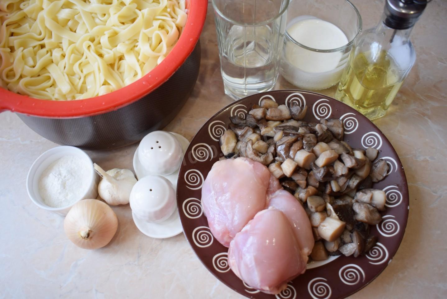 Шаг 1 приготовления Паста фетучини курица с грибами в сливочном соусе