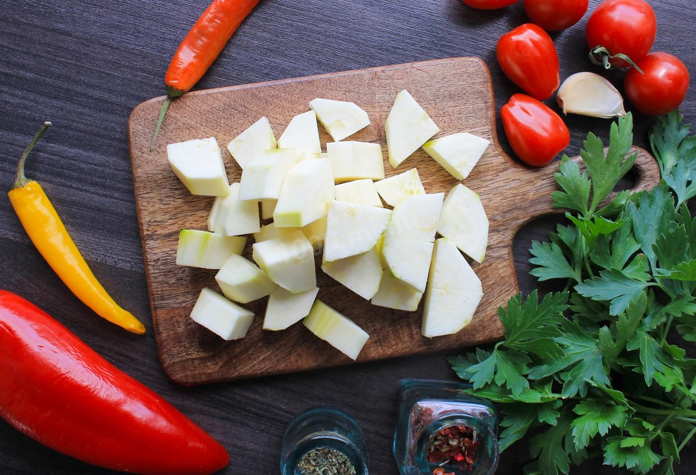 Шаг 2 приготовления Куриное филе с кабачками на сковороде