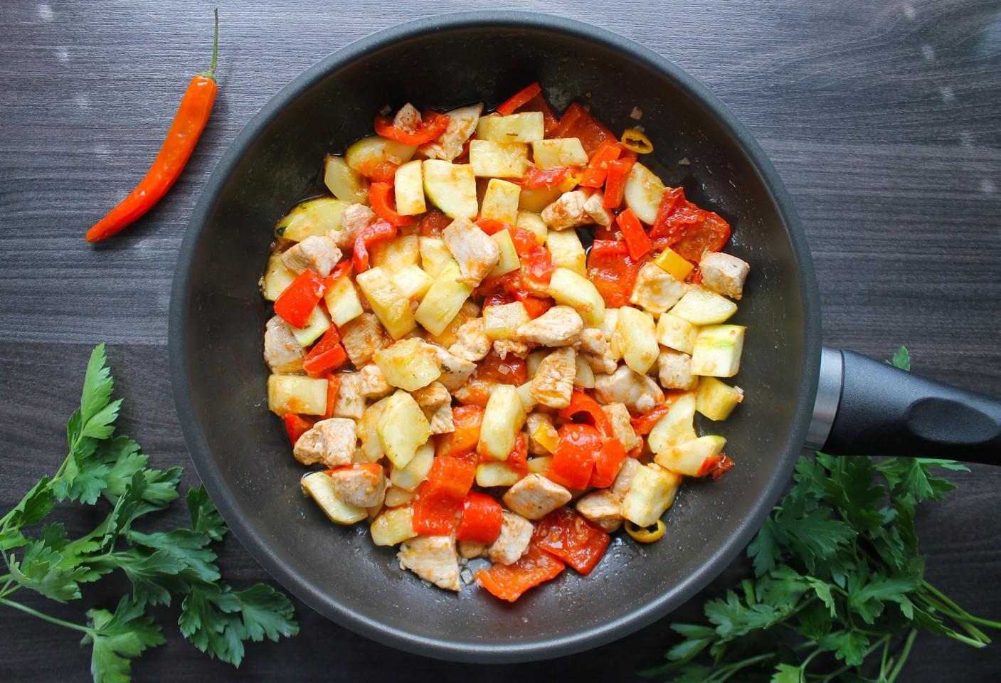 Шаг 7 приготовления Куриное филе с кабачками на сковороде