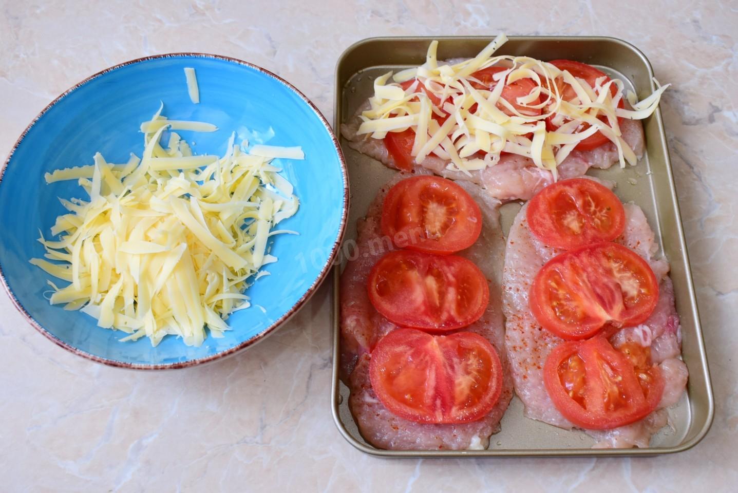 Шаг 6 приготовления Курица с сыром и помидорами в духовке запеченная