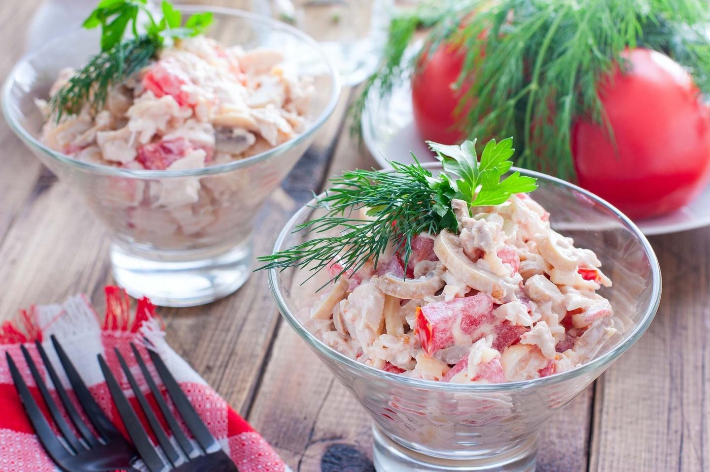 Фото рецепта Салат Алекс с курицей и шампиньонами