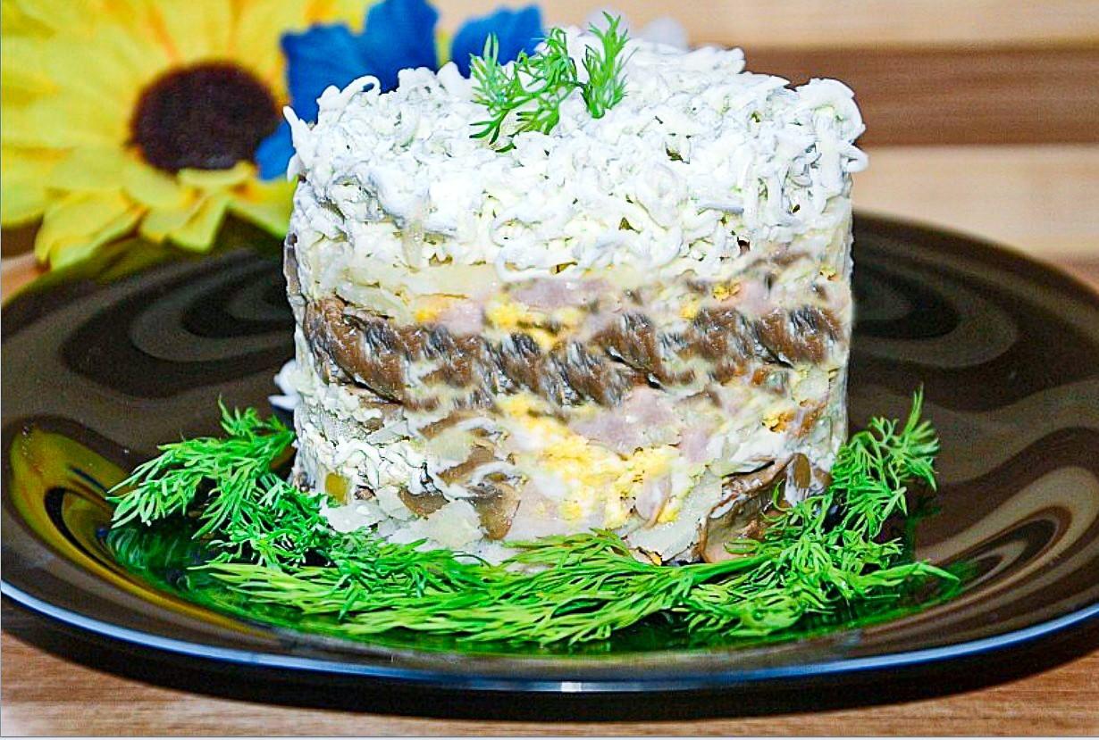 Обложка рецепта Салат невеста с грибами майонезом и копченой курицей