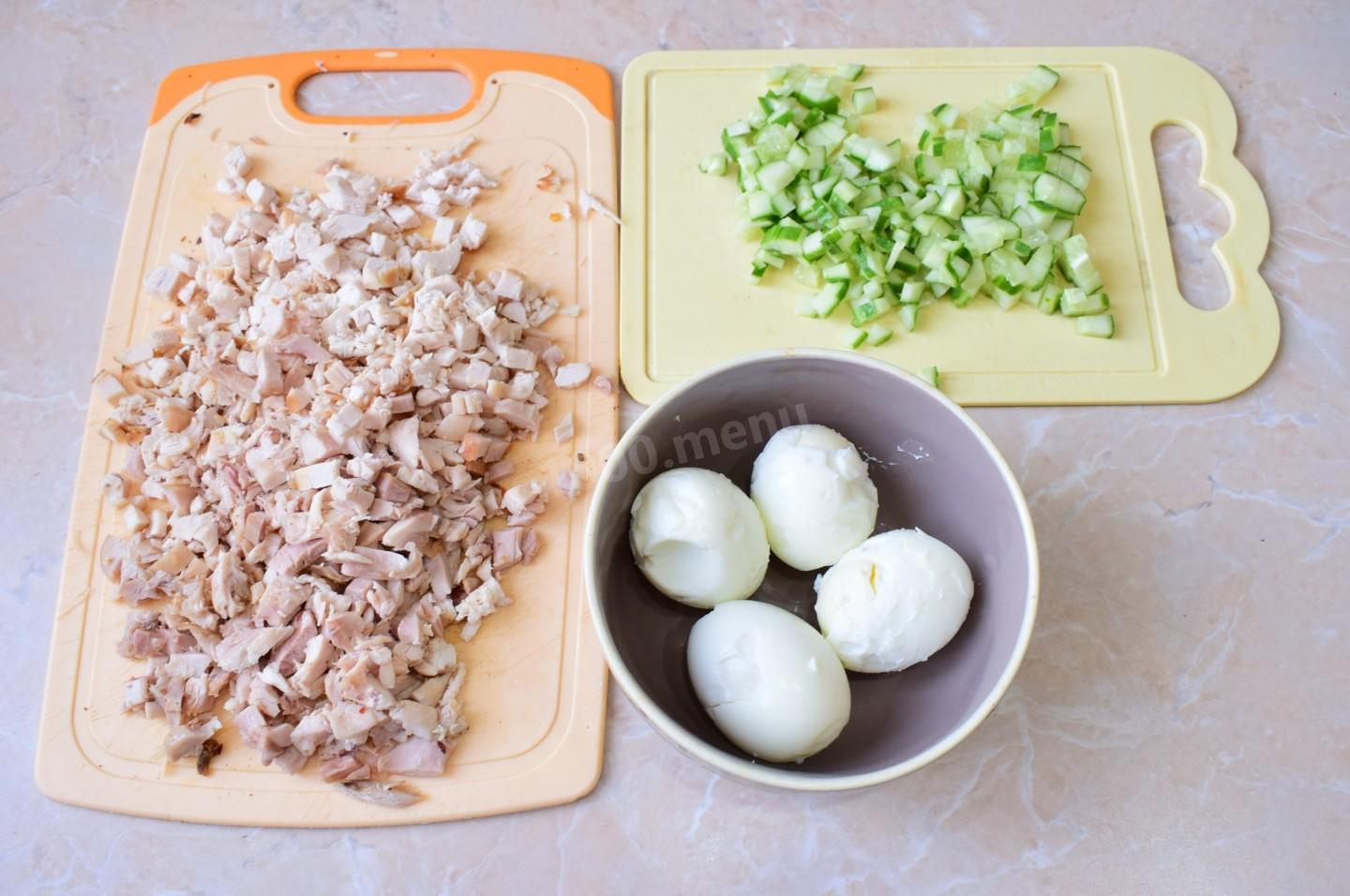 Шаг 3 приготовления Салат с копченой курицей и жареными грибами шампиньонами