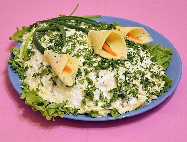 Фото рецепта Салат Каллы с курицей и ананасами