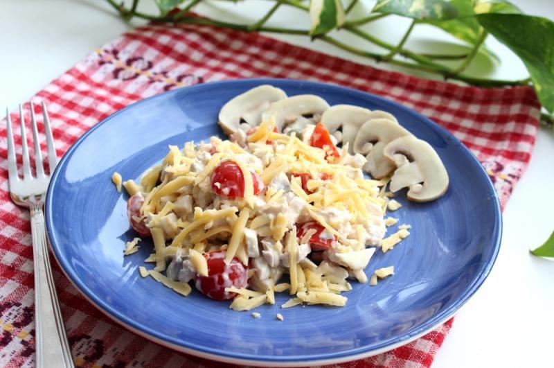 Фото рецепта Салат Тосканский с куриным филе и грибами