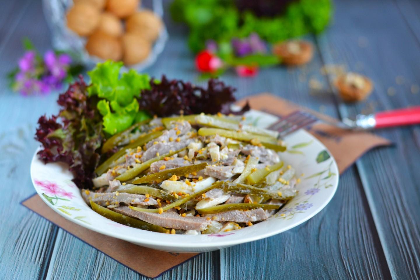 Фото рецепта Салат с языком и маринованными огурцами