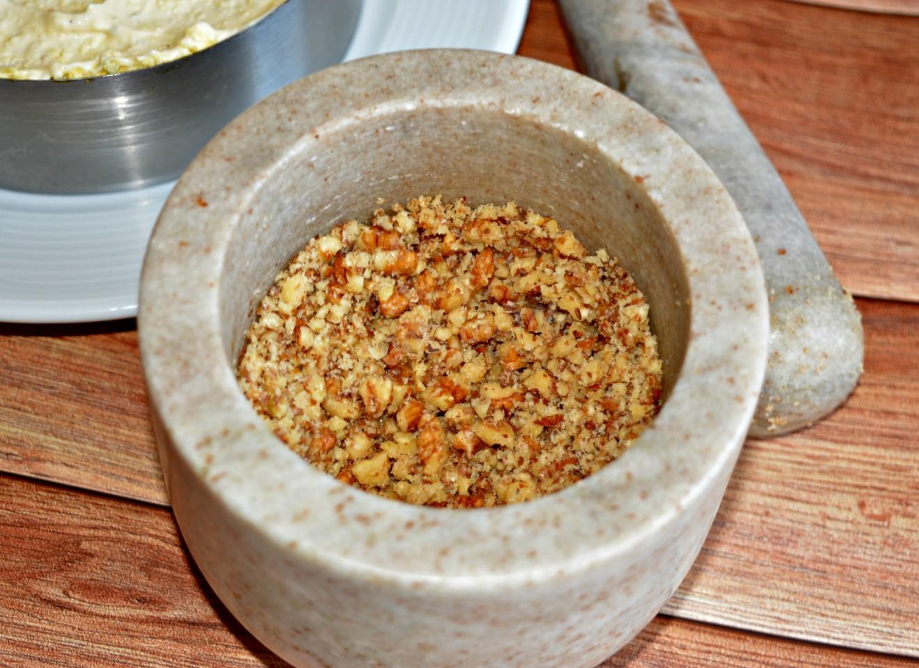 Шаг 16 приготовления Салат курица с шампиньонами и грецкими орехами