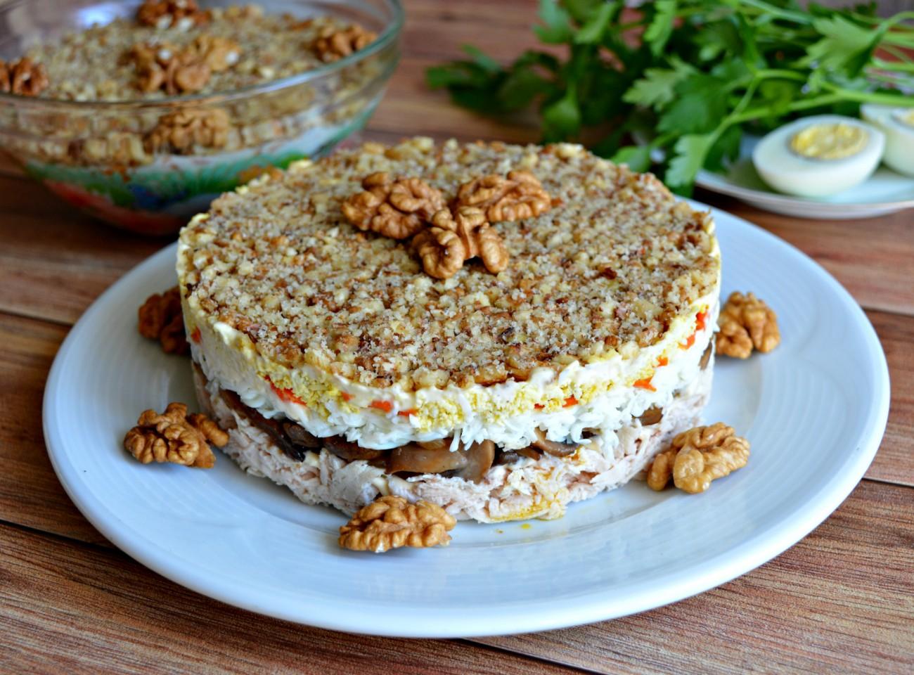 Шаг 18 приготовления Салат курица с шампиньонами и грецкими орехами
