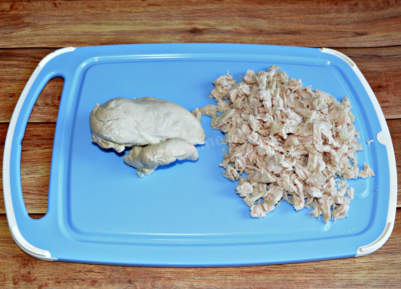 Шаг 5 приготовления Салат курица с шампиньонами и грецкими орехами