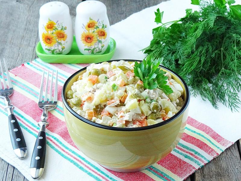 Обложка рецепта Салат столичный с курицей и солеными огурцами