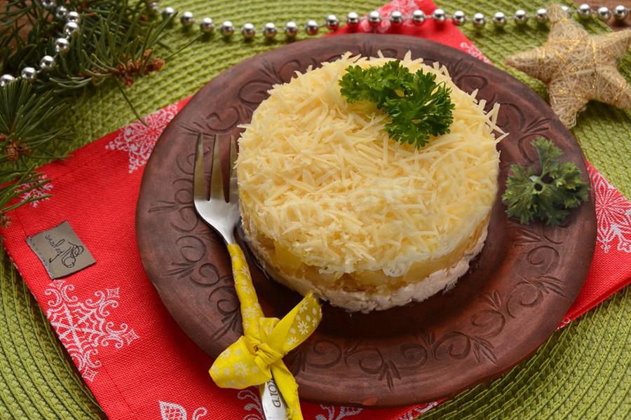 Обложка рецепта Салат Буржуйский с ананасами и курицей