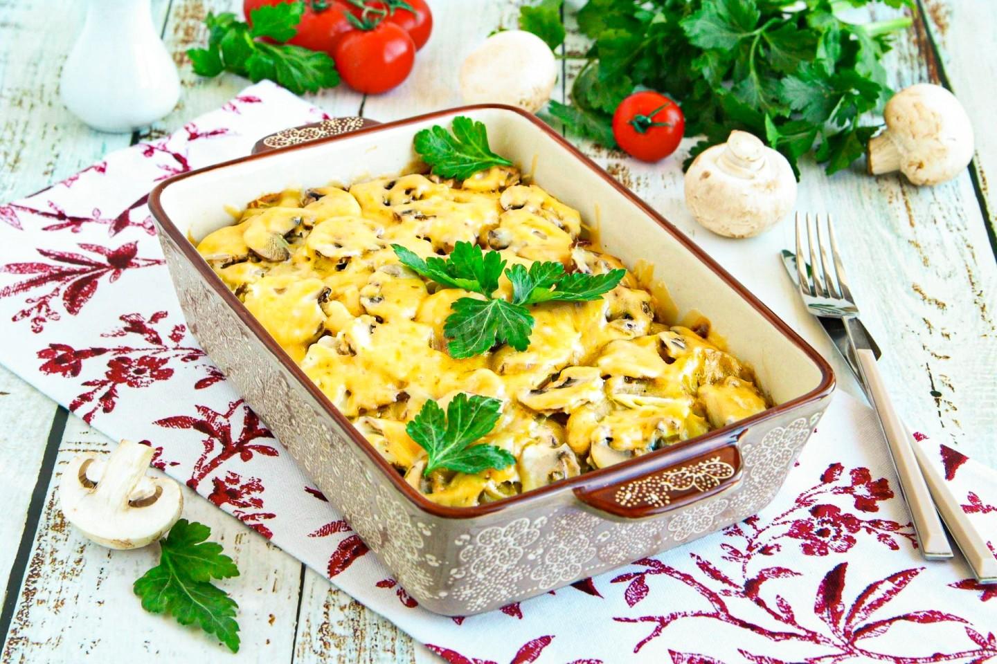 Обложка рецепта Картошка с сыром и грибами в духовке