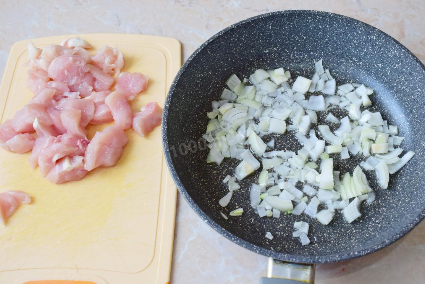 Шаг 3 приготовления Макароны с курицей в духовке запеченные с сыром