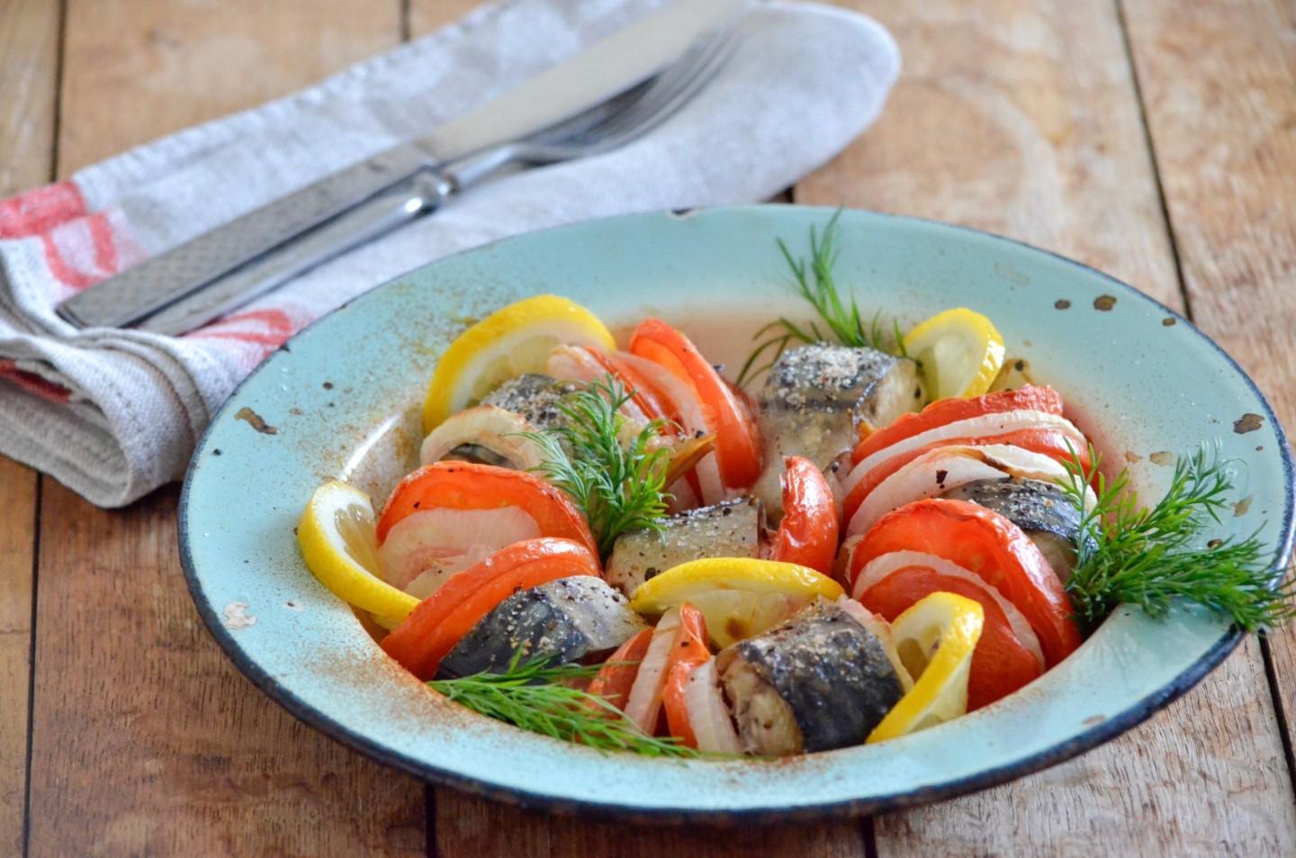 Шаг 8 приготовления Скумбрия с помидорами запеченная в духовке с луком